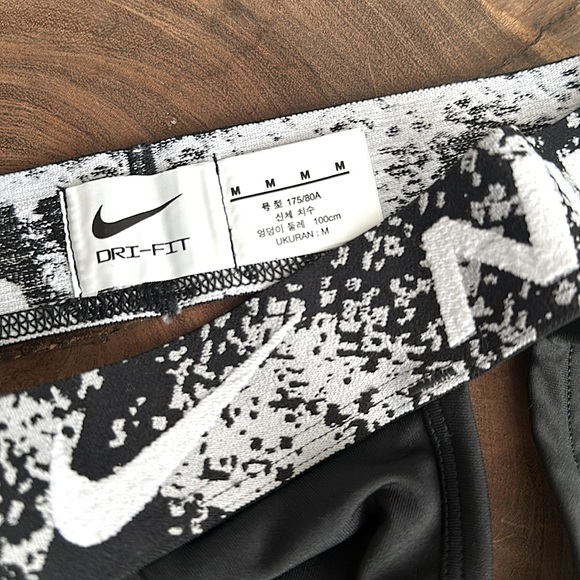 Nike - Picture 2 of 3